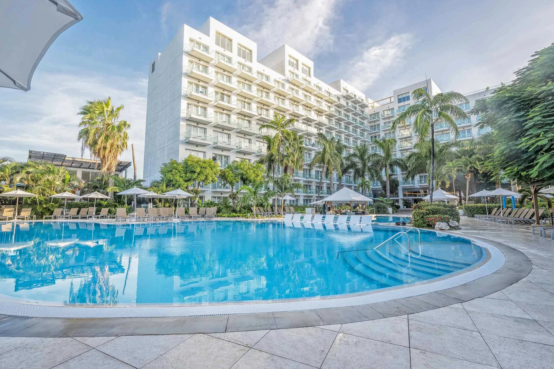 Family friendly hotel St. Maarten Sonesta Maho Beach Resort